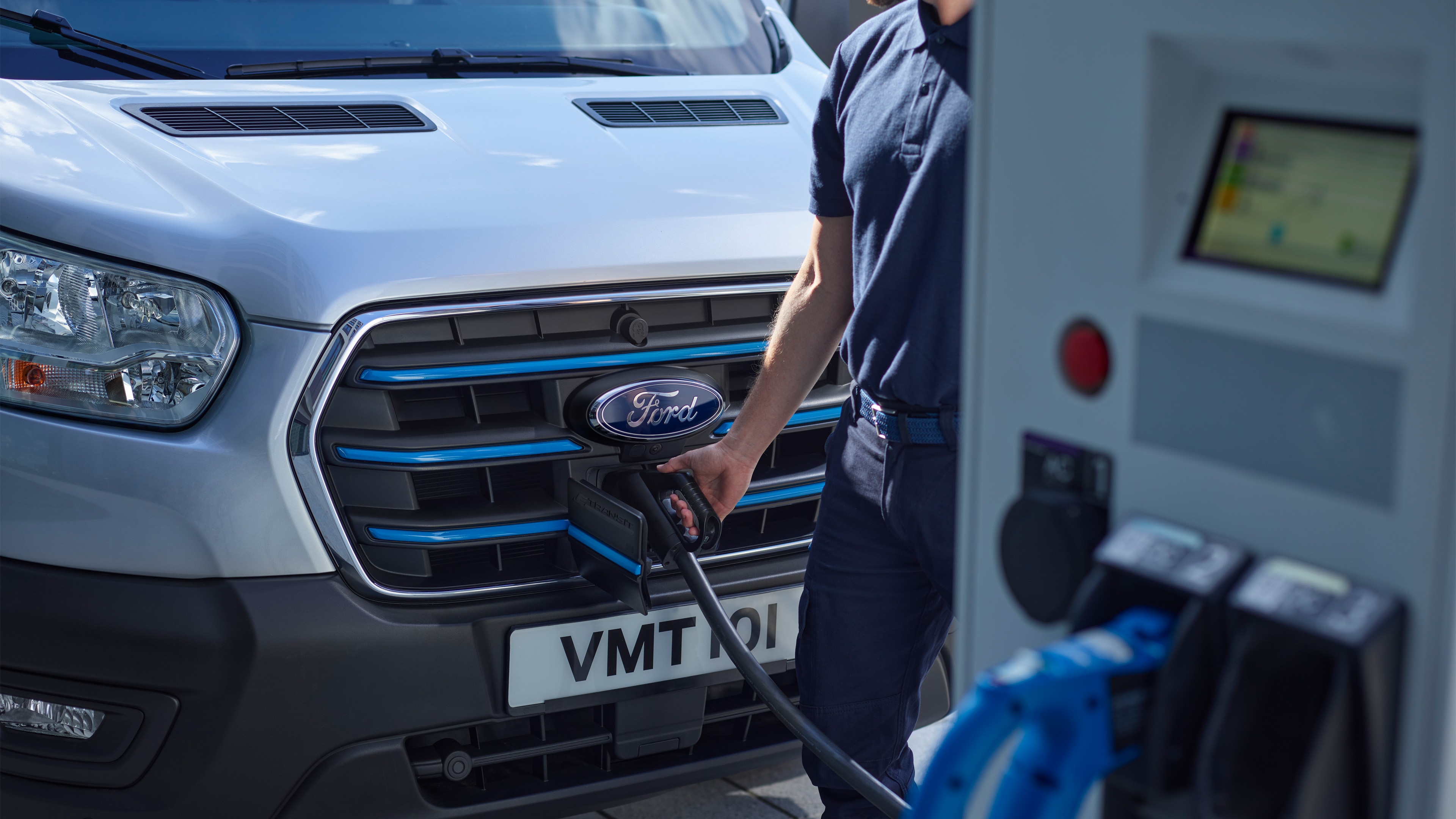Exterior Ford E Transit Charging
