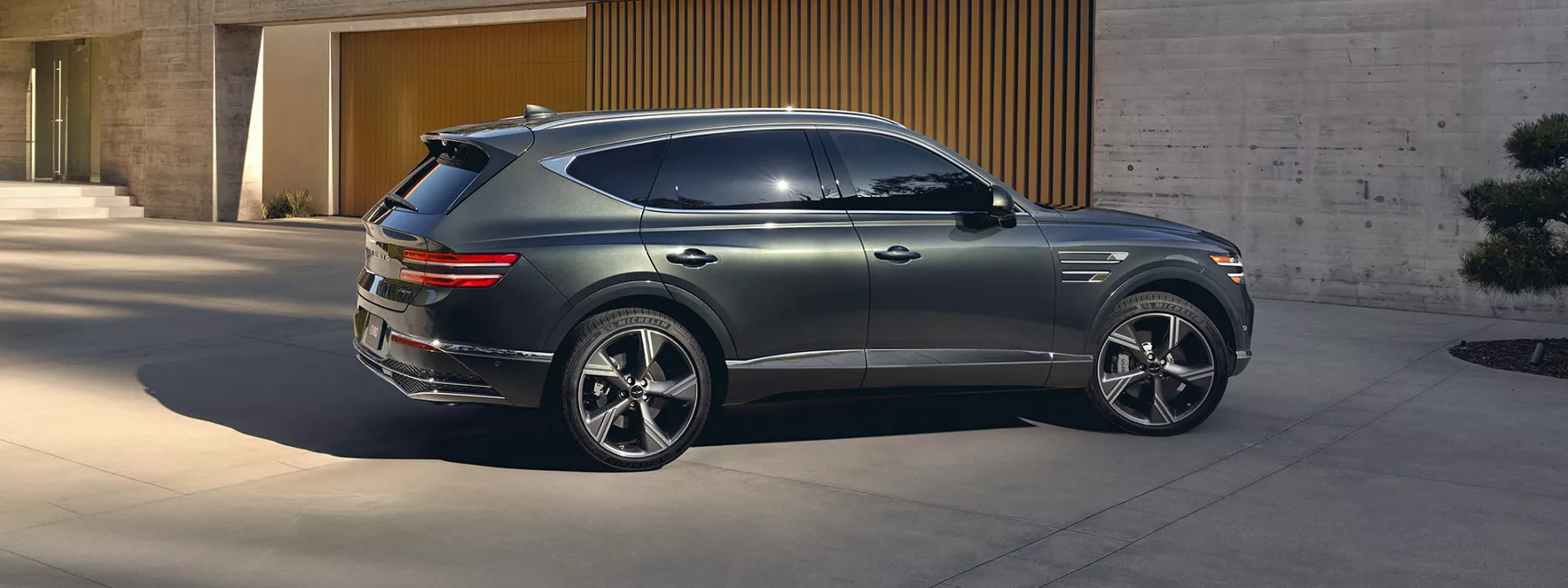 Exterior Passenger Side Profile View Of Genesis Gv80 In Storr Green Parke